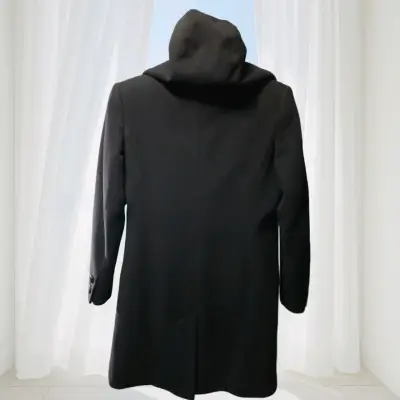 Abrigo negro con capucha para mujer - miniatura 3