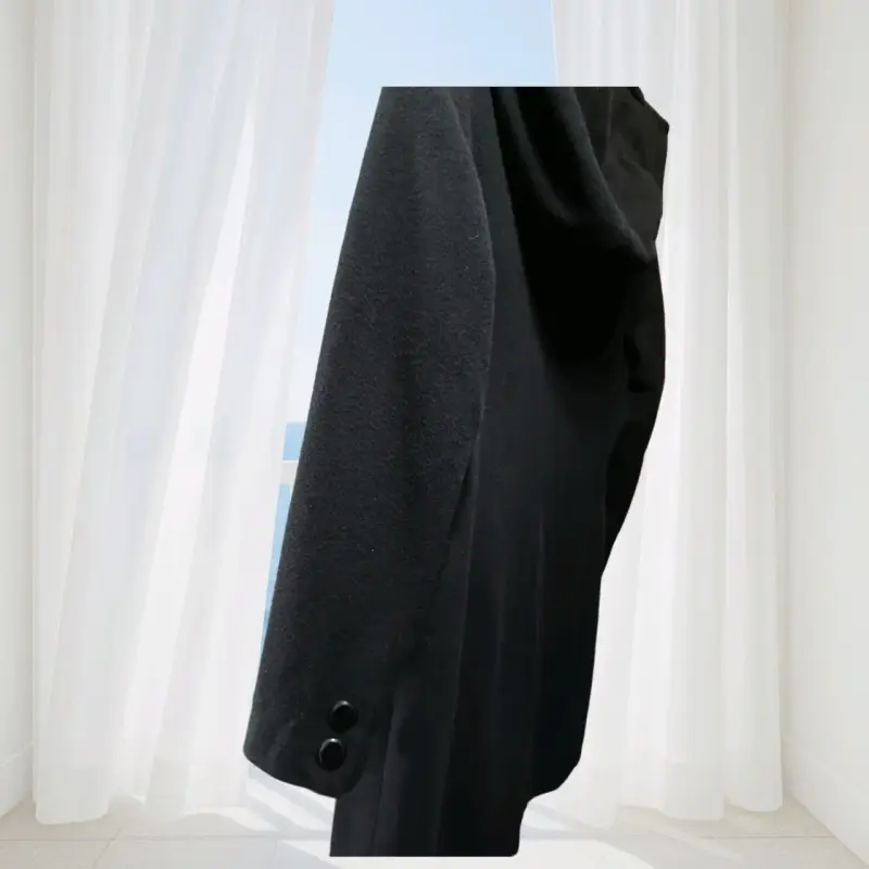 Abrigo negro con capucha para mujer - 4