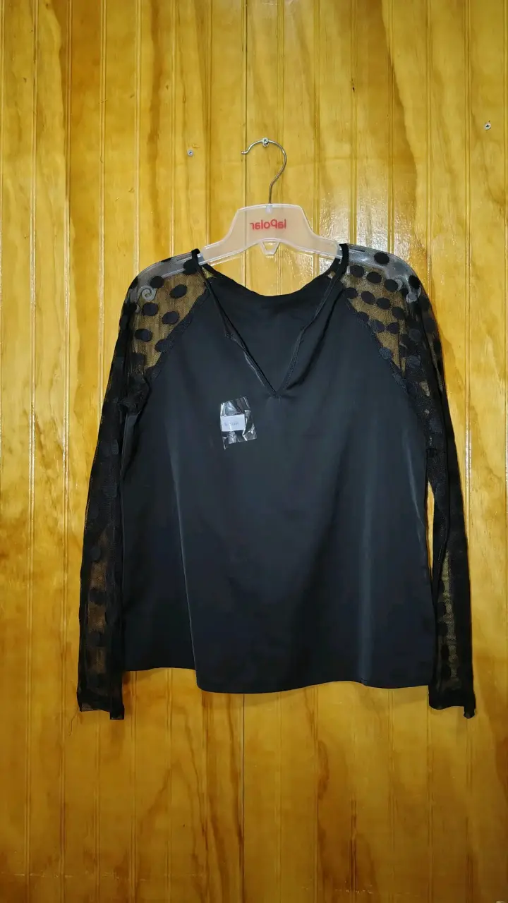 Blusa negra con mangas de malla - 1