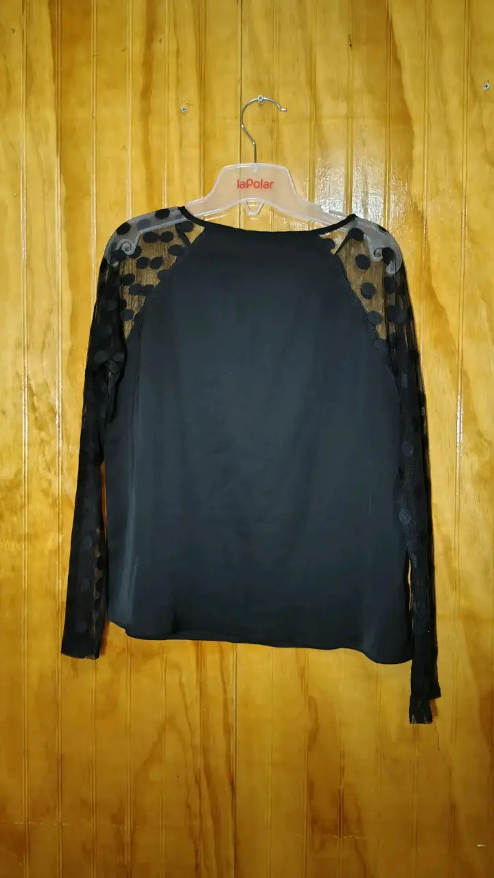 Blusa negra con mangas de malla - 2