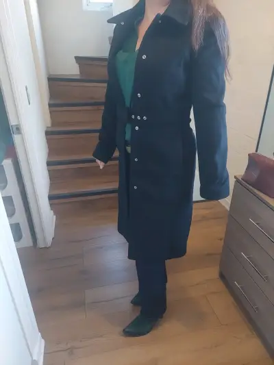 Abrigo largo negro para mujer con cinturón - miniatura 1
