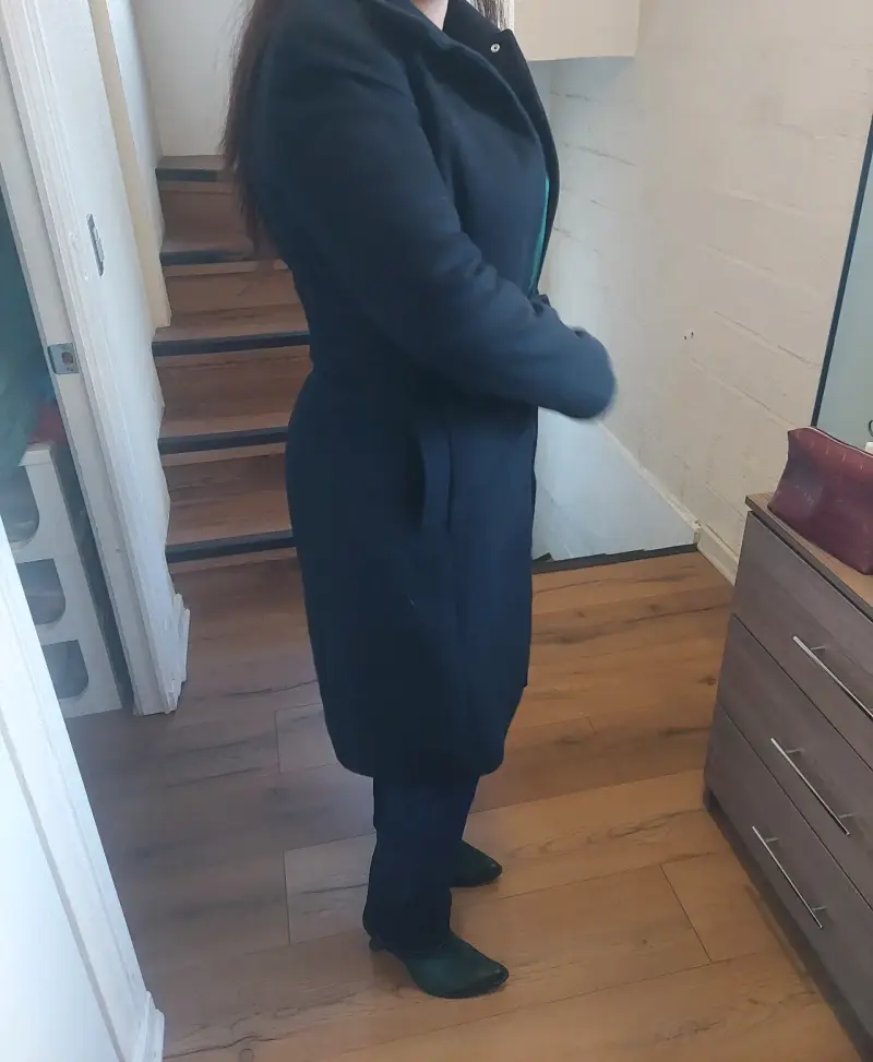 Abrigo largo negro para mujer con cinturón - 2