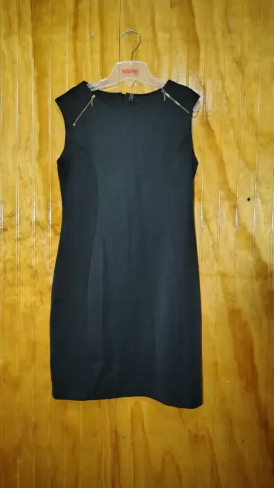 Vestido negro sin mangas con cierres decorativos - miniatura 1
