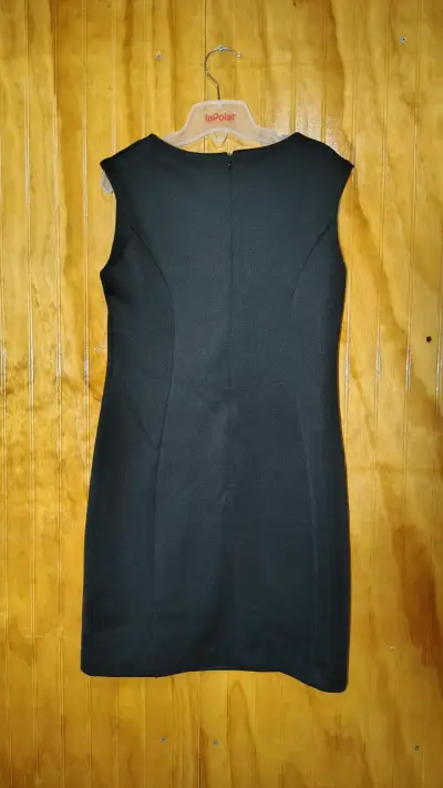 Vestido negro sin mangas con cierres decorativos - miniatura 2