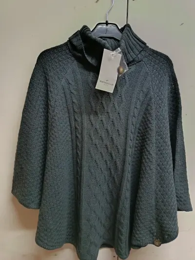 Poncho de lana gris oscuro con cuello alto - miniatura 2