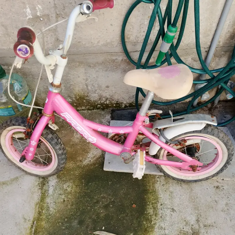 Bicicleta infantil rosa con rueditas