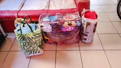 Lote de ropa variada para mujer y niño - miniatura 1