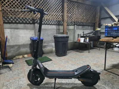 Scooter eléctrico Xiaomi 6 plegable en buen estado - miniatura 1
