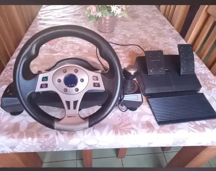 Volante de simulación con pedales para videojuegos