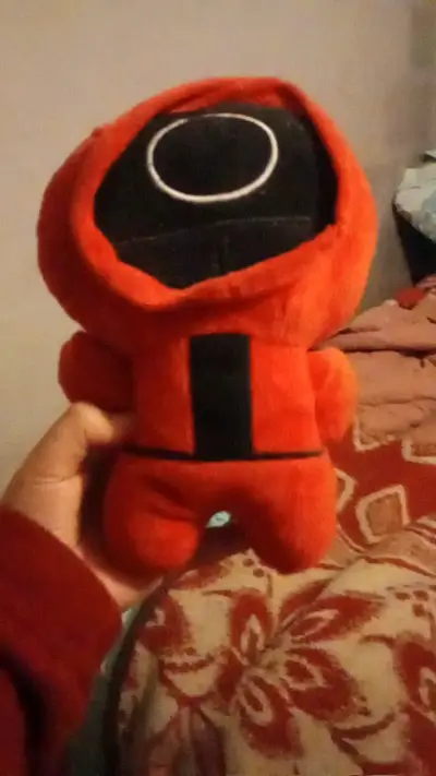 Peluche rojo de personaje popular - miniatura 1