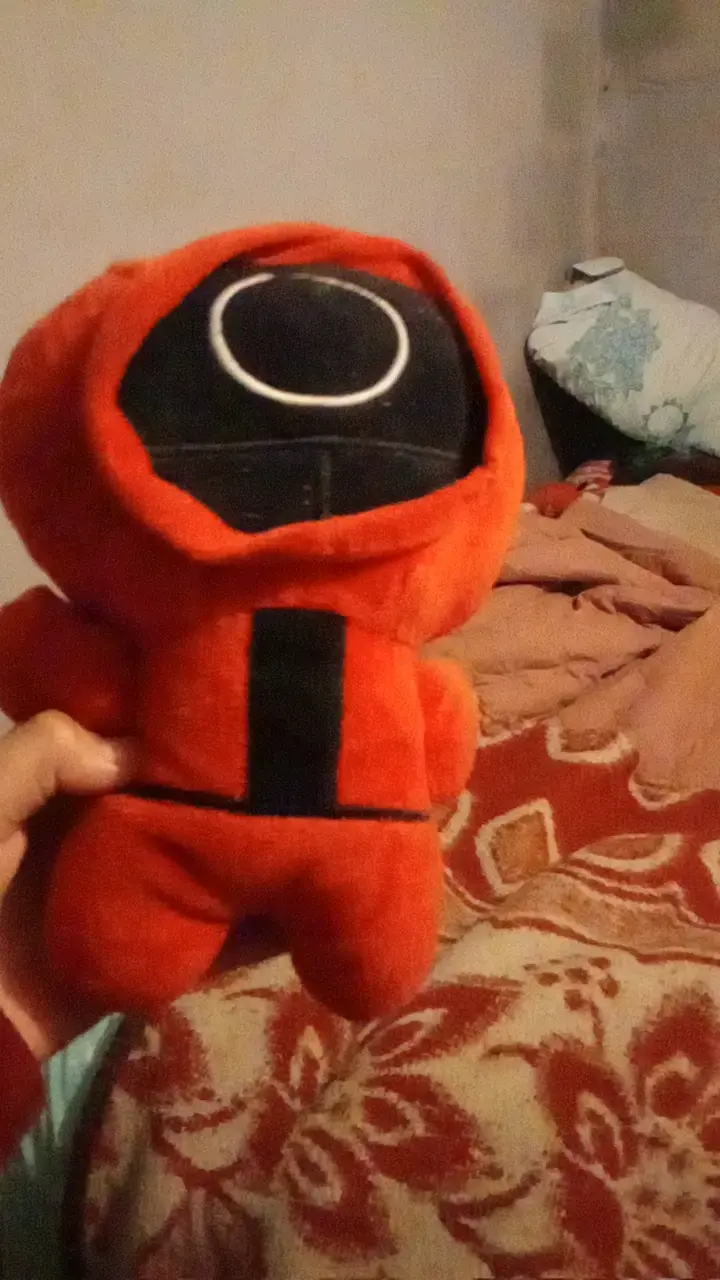 Peluche rojo de personaje popular - 2