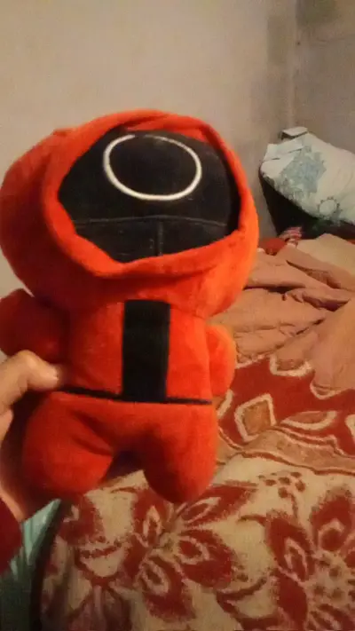 Peluche rojo de personaje popular - miniatura 2