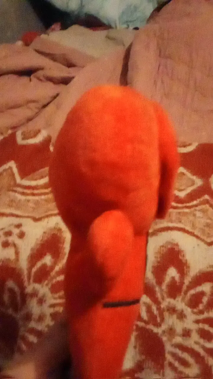 Peluche rojo de personaje popular - 4