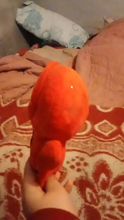 Peluche rojo de personaje popular - miniatura 5