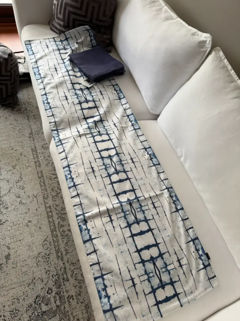 Camino de Mesa Azul y Blanco Estilo Shibori - 4