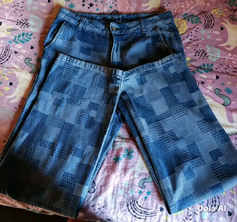 Pantalones de mezclilla con diseño geométrico