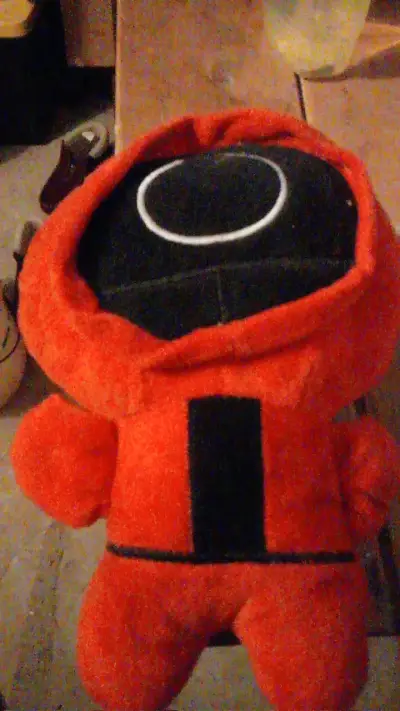 Peluche rojo con capucha estilo juego - miniatura 1