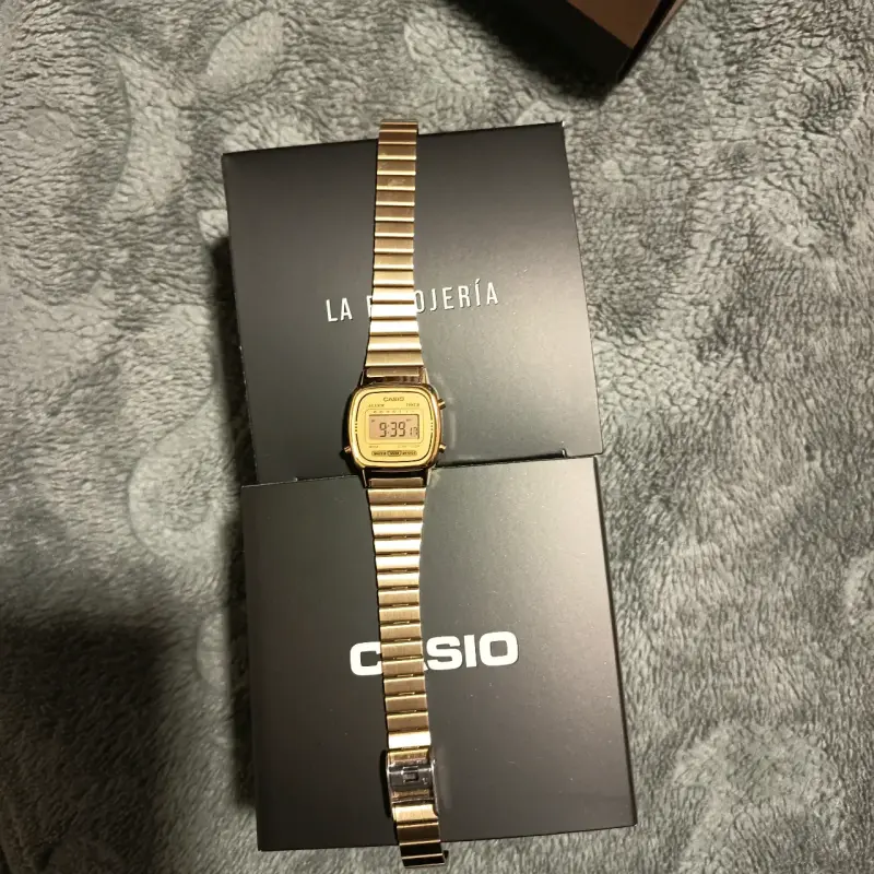 Reloj digital dorado Casio vintage