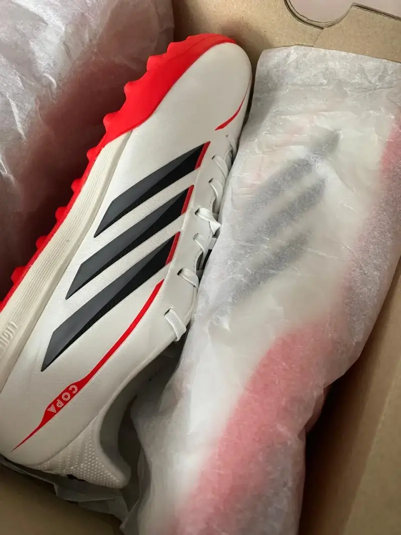 Zapatillas de fútbol Adidas Copa blancas y rojas