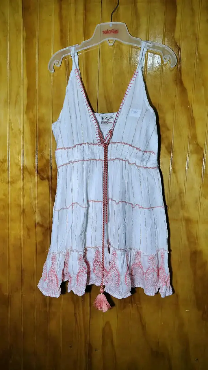 Vestido blanco con detalles bordados - 1