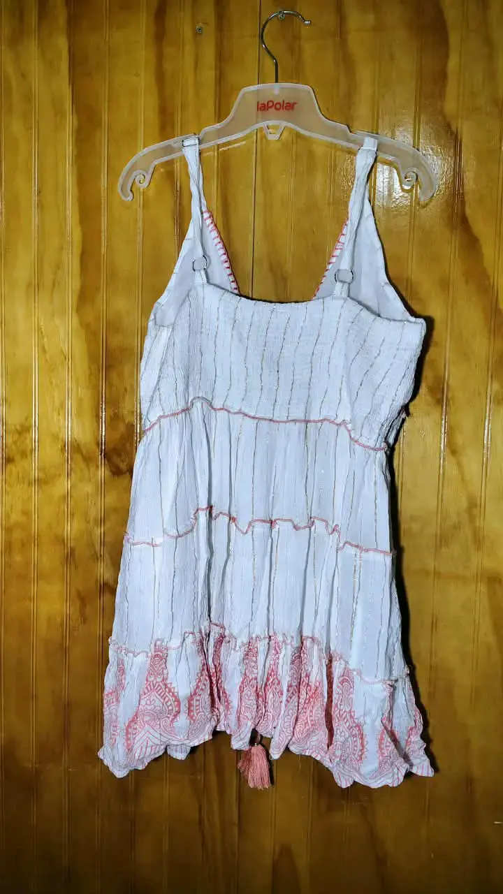Vestido blanco con detalles bordados - 2