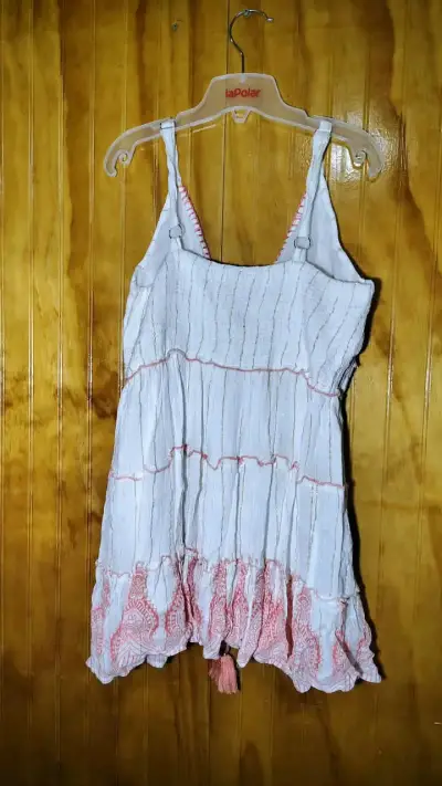 Vestido blanco con detalles bordados - miniatura 2