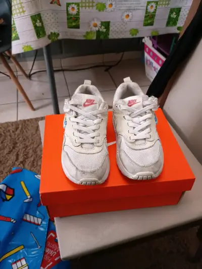 Zapatillas deportivas Nike para niños en blanco y rosa - miniatura 1
