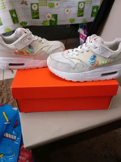 Zapatillas deportivas Nike para niños en blanco y rosa - miniatura 2