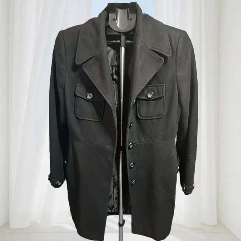 Abrigo negro elegante para mujer
