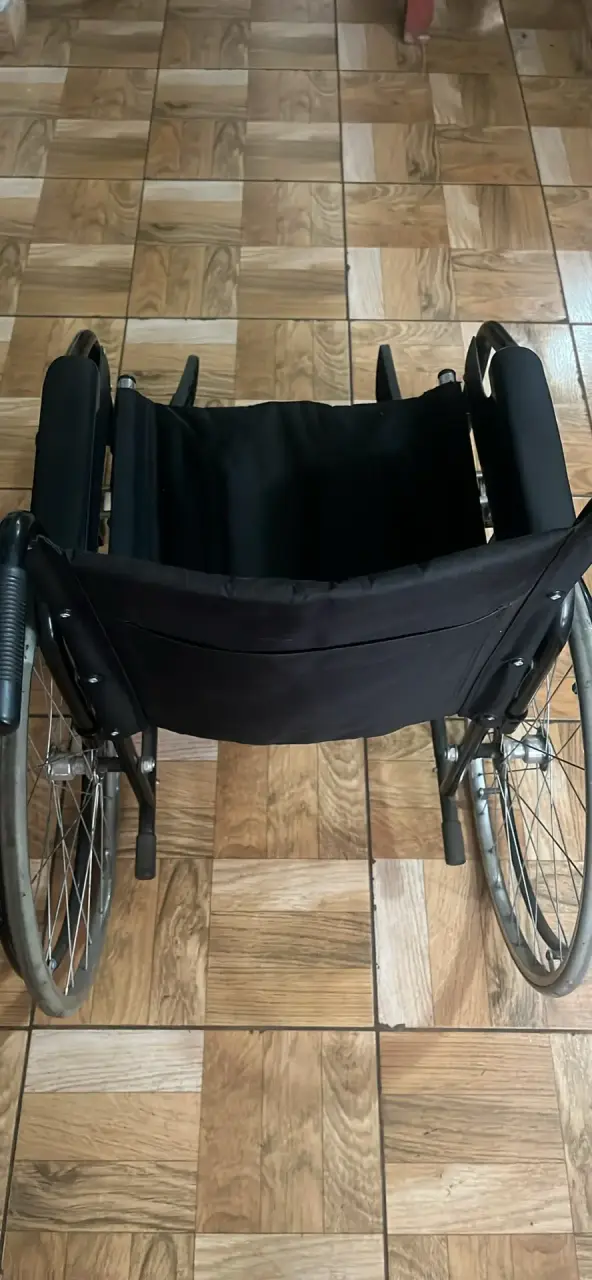 Silla de Ruedas Plegable Negra en Buen Estado - 1