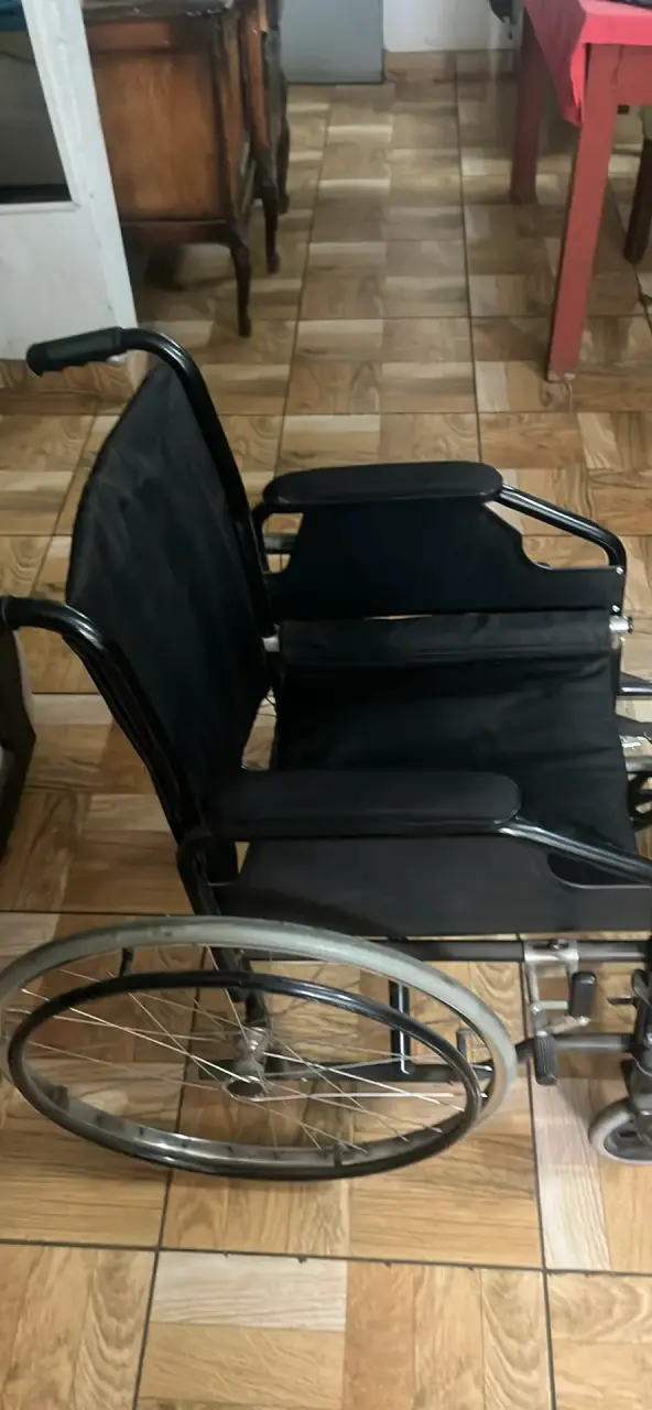 Silla de Ruedas Plegable Negra en Buen Estado - 2