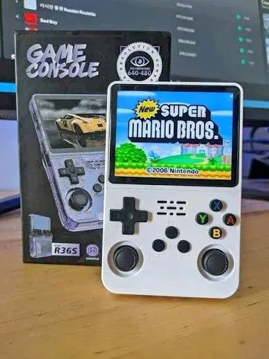 Consola portátil retro R36S con juegos clásicos - 1