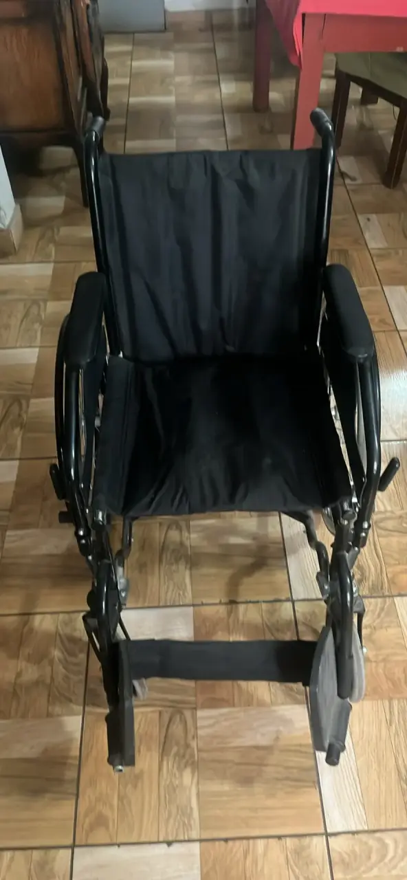 Silla de Ruedas Plegable Negra en Buen Estado - 3