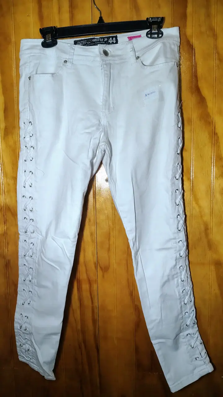 Pantalones blancos con diseño de cordones - 1