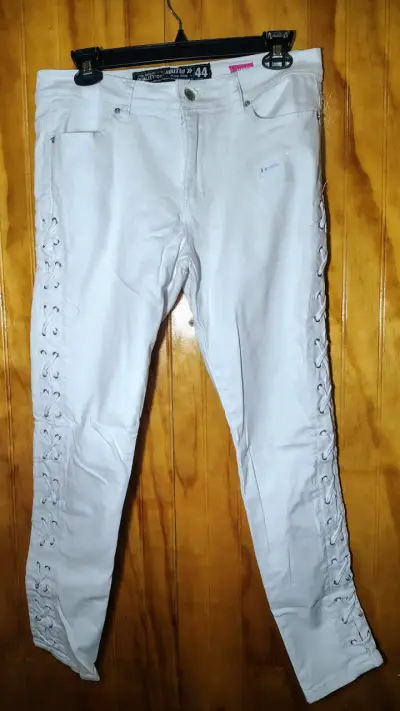 Pantalones blancos con diseño de cordones - miniatura 1