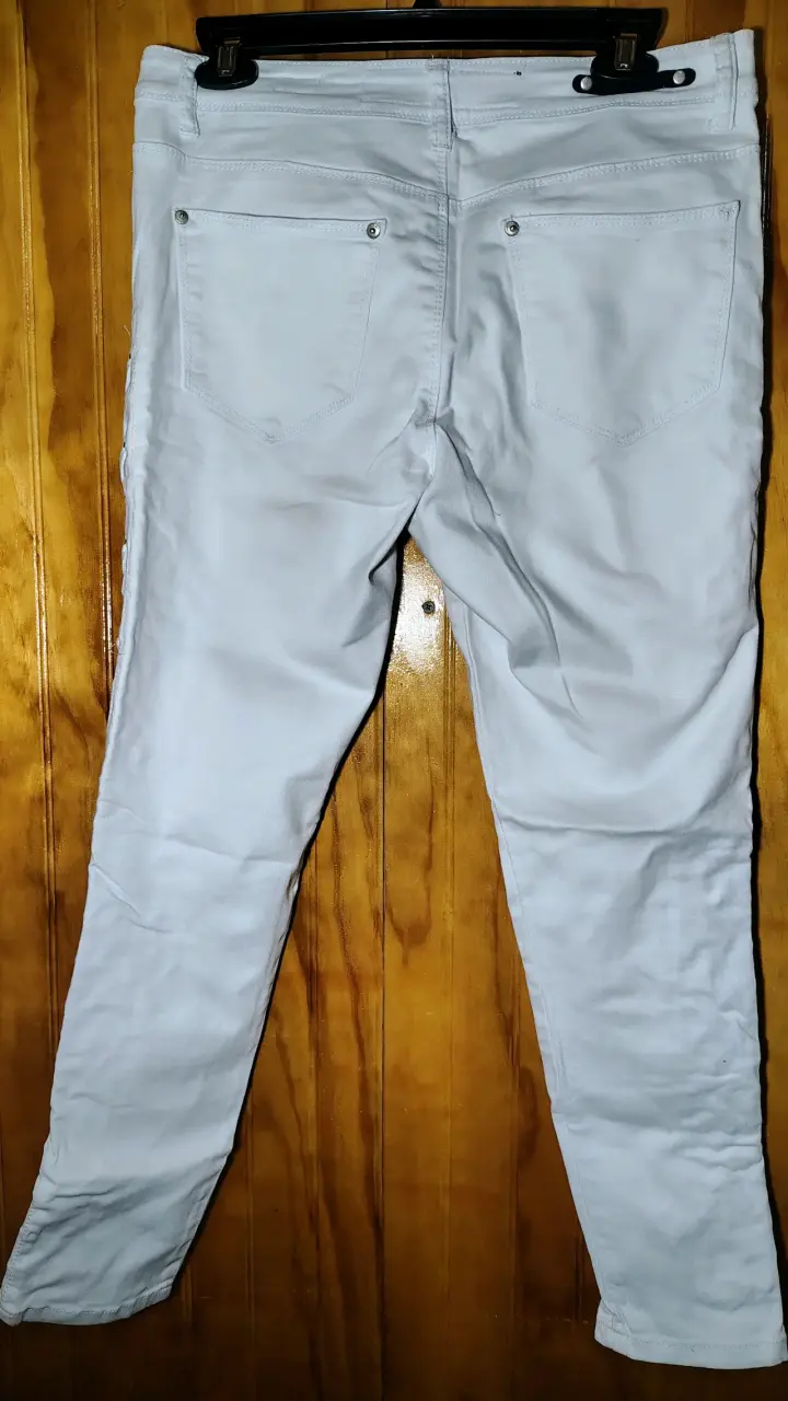 Pantalones blancos con diseño de cordones - 2