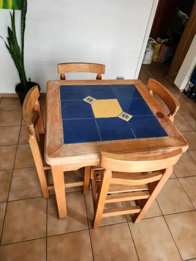 Comedor de madera y azulejos, con 4 sillas - miniatura 1