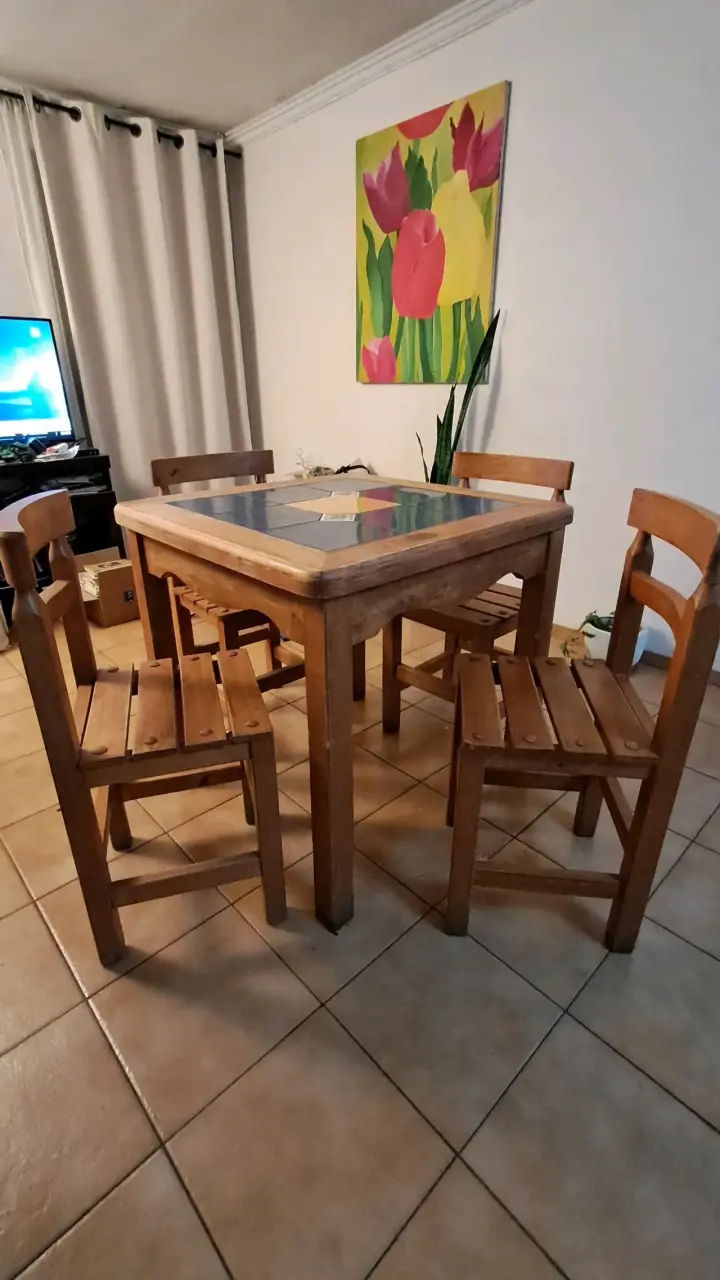 Comedor de madera y azulejos, con 4 sillas - 2