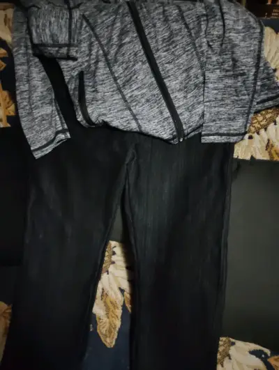 Conjunto de ropa deportiva para mujer - miniatura 3