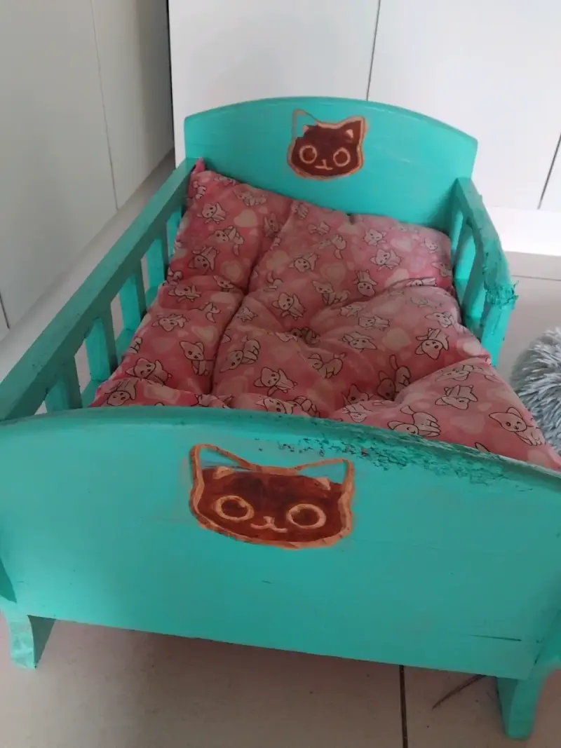 Cama de madera para mascotas con cojín - 1
