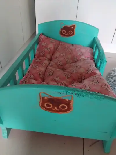 Cama de madera para mascotas con cojín - miniatura 1