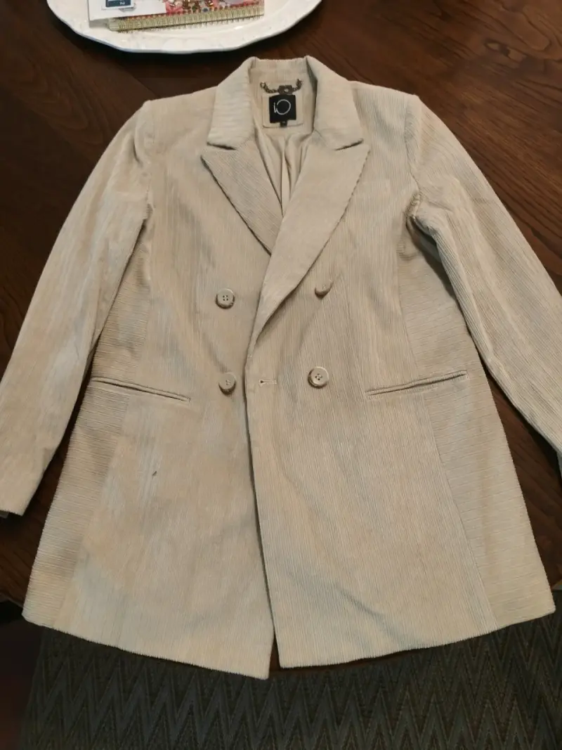 Blazer beige de mujer con doble botonadura - 1
