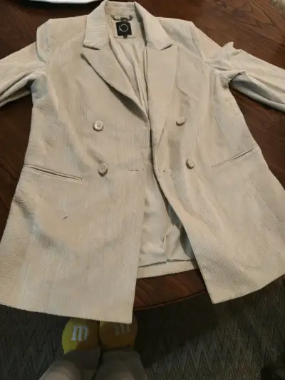 Blazer beige de mujer con doble botonadura - miniatura 2