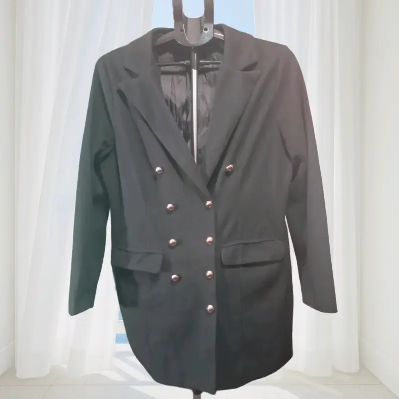 Blazer negro con botones metálicos para mujer