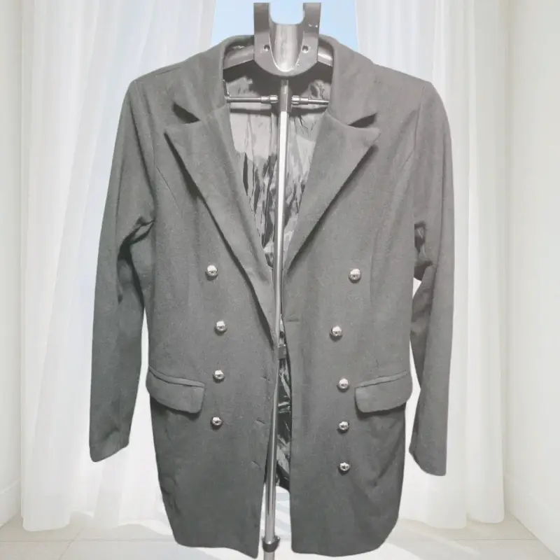 Blazer negro con botones metálicos para mujer - 2