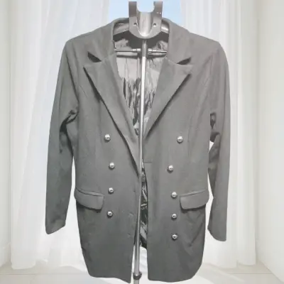 Blazer negro con botones metálicos para mujer - miniatura 2