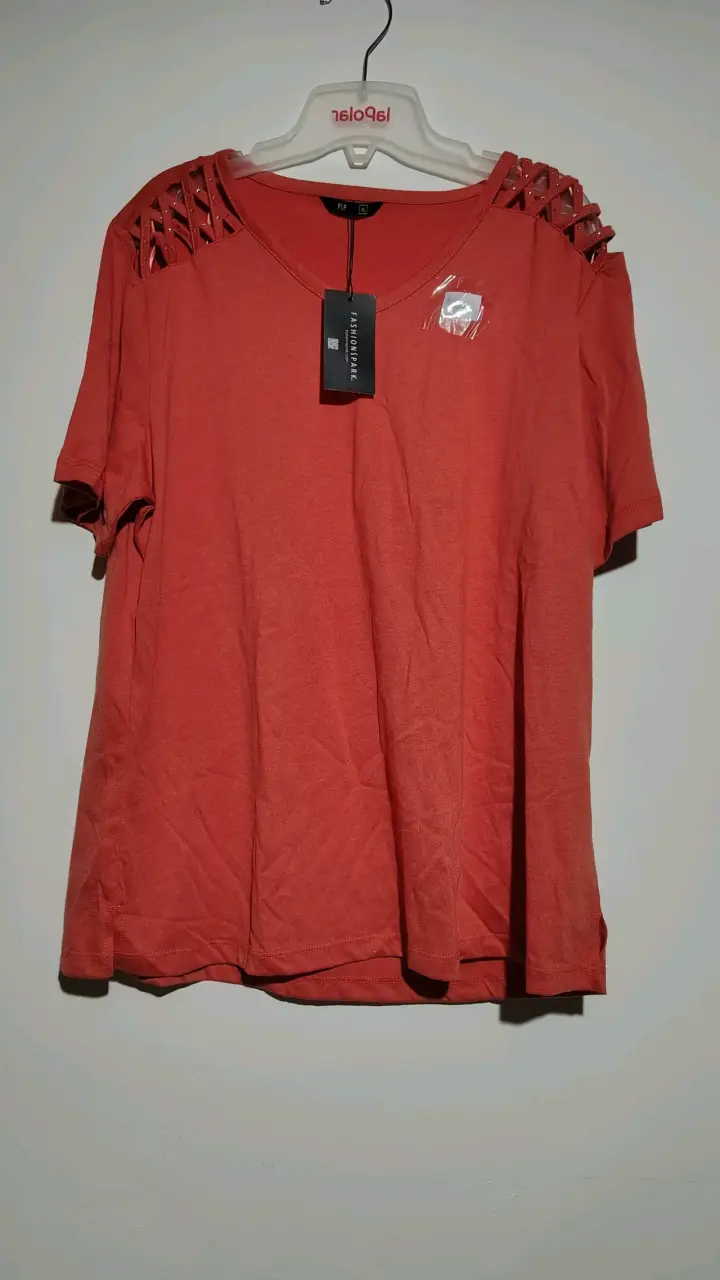 Polera roja con diseño en hombros - 1