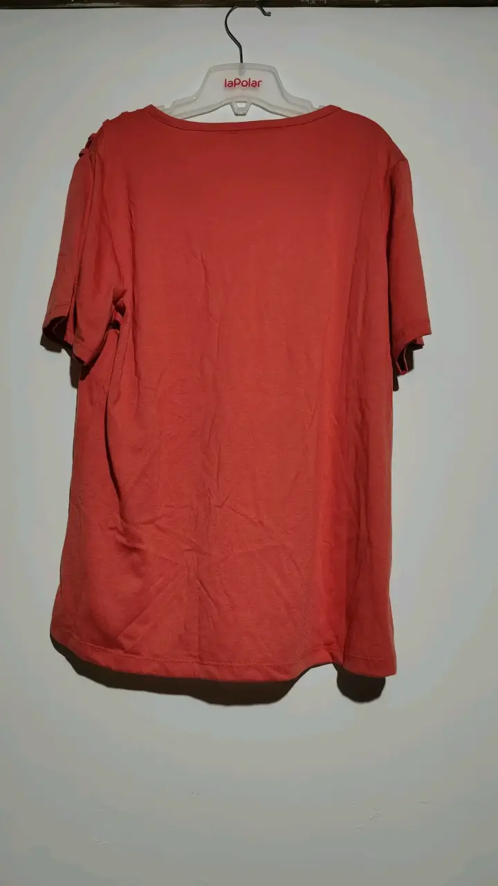 Polera roja con diseño en hombros - 2