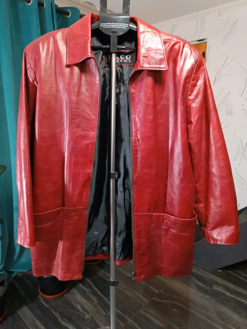 Chaqueta de cuero roja de la marca Paco cueros