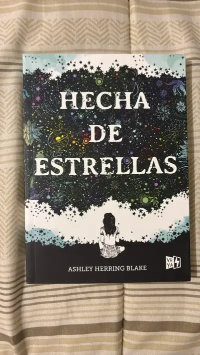 Libro 'Hecha de Estrellas' de Ashley Herring Blake - miniatura 1